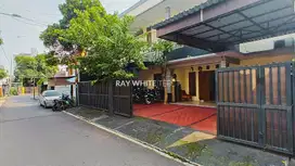 Rumah Siap Huni + Kost 6 Kamar di Tebet - SHM, Akses 2 Mobil