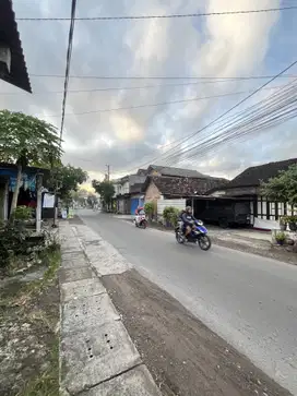 Tanah Tepi jalan Utama bonus Rumah dekat Terminal Giwangan dan UAD