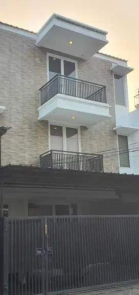 DIJUAL RUMAH MEWAH JANUR ELOK UKU 9X17 HDP UTARA 3 LANTAI HRG MENARIK