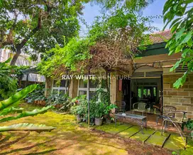 Rumah Lama Terawat di Jl Darmawangsa II