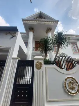Dijual rumah mewah 2,5 lantai siap huni ada Kolam Renang  di Puspita L