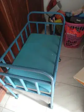 Tempat tidur bayi