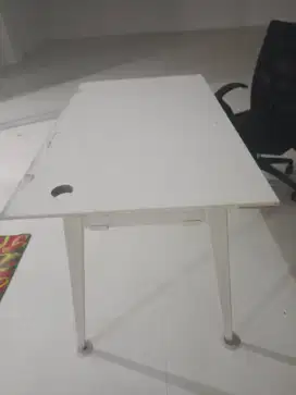 meja kerja second ada 20 unit dan workstation