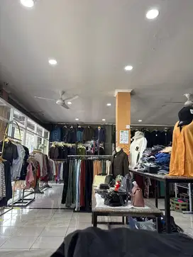 Pekerja toko fashion