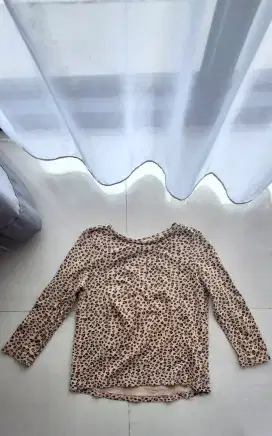 BLOUSE LENGAN PANJANG MOTIF LEOPARD – SIMPLE & STYLISH!