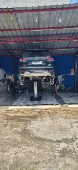 Karyawan Cuci Mobil