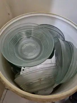 Piring gelas dan wadah plastik