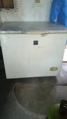 Freezer sharp besar