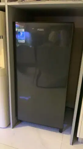 Kulkas satu pintu merek Aqua