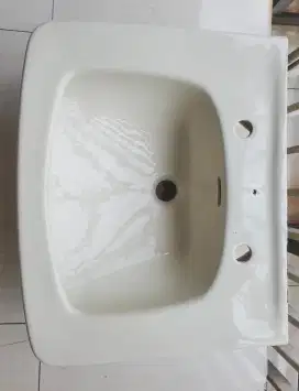 Wastafel Keramik Merk TOTO Eks Renovasi