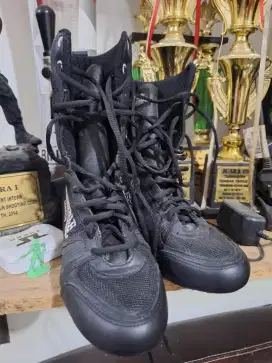 Sepatu olah raga tinju ukuran 39 kondisi mulus tanpa cacat