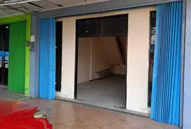 Disewakan Ruko 2,5 Lantai Siap Pakai di Boulevard Hijau, Harapan Indah