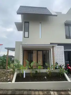 Hunian Eksklusif di Batu – Villa Cantik dengan Kolam & Carport!