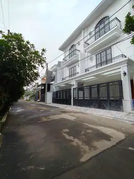 Brand New House Modern Classic 3 Lantai  Di  Dalam Komplek Mega Cinere