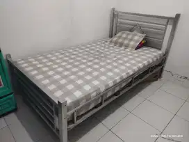 Jual 2  ranjang besi bonus kasur