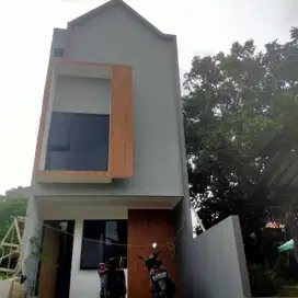Rumah dua lantai akses dua mobil di Jaktim