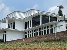 Villa dan kebun stroberi di Ciwidey Parkir luas