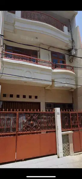 RUMAH CANTIK, PADEMANGAN DEKAT MANGGA DUA, 3,5 LANTAI LEBAR 7X14 KPR
