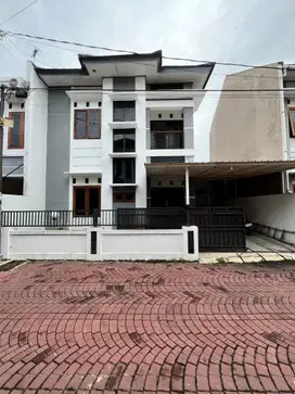 Rumah minimalis modern 2 lantai dekat kampus UGM,AMIKOM,UPN & UII FE