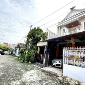 Rumah unik murah 2 lantai di area perumahan Solo Baru