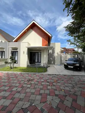 RUMAH CANTIK SCANDINAVIAN STYLE KEKINIAN DALAM CLUSTER DI WEDOMARTANI
