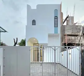 Rumah Siap Huni di Little Santorini Meruya Utara