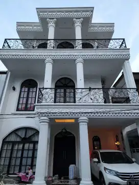 Jarang Ada ! Rumah mewah 3 Lantai Gaya Eropa Classic di Antapani