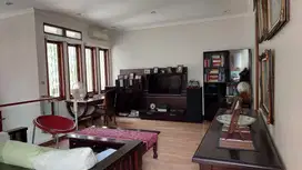 Dijual Rumah di Kencana Loka depan Taman