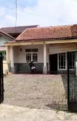Rumah lenteng agung jagakarsa sebrang univ.pancsila 3 kmr 40jt/thn