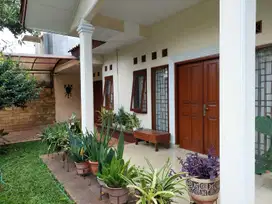 Rumah Lama dalam komplek area strategis Ampera Pasar minggu