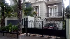 Langka! Rumah Kembar 2 Jadi 1 di Cempaka Putih Tengah – Luas 420m²