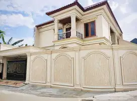 Rumah mewah Full furnish kolam renang di jl Kyai Mojo dekat Tugu Jogja