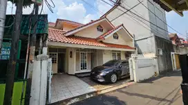 Rumah 2 Lantai disewakan Di Jalan Tebet Barat Lokasi Strategis
