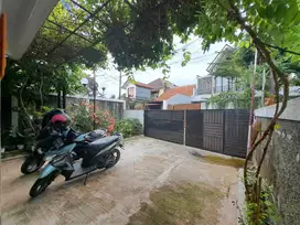 Rumah Lama Lokasi dekat Tol Tb Simatupang di daerah Jatipadang