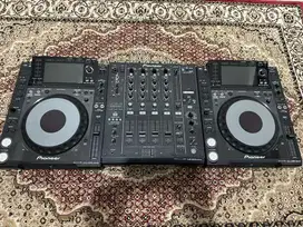 Sale 2 pioneer cdj 2000 nexus and 1 djm 900