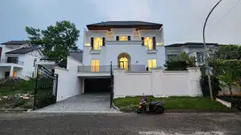 DIJUAL RUMAH MEWAH 3 LANTAI KOLAM RENANG DI SENTUL CITY SSR516