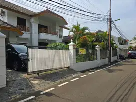 Rumah Bagus Siap Huni Asri di Jl Ampera, Kemang, Jakarta Selatan