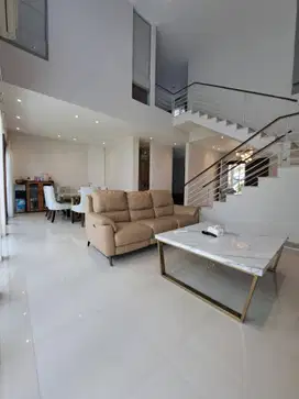 Rumah Bagus, Mewah dan Siap Huni, 2 Lantai, Royal Residence, SBY