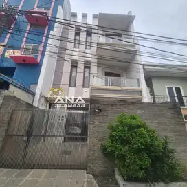 ANA RUMAH MEWAH LUAS 8X22M BANGUNAN BAGUS DAN KOKOH DI JELAMBAR