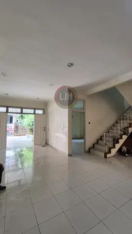 Disewakan Rumah di Janur Elok Kelapa Gading Jakarta Utara Jalan Lebar