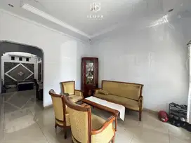 Disewakan rumah cocok untuk kantor lokasi strategis dekat transum