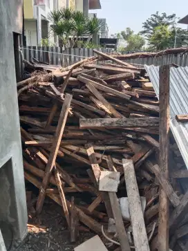 Kayu bakar bekas bongkaran