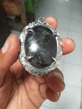Liontin batu bulu macan