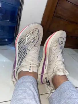 sepatu lari NB FUELCELL