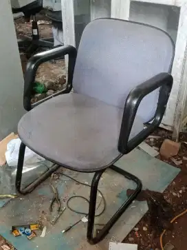 Kursi kantor rangka besi