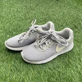 Sepatu Running N*ke Tanjun Grey