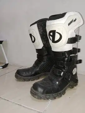 Sepatu Trail ARF MX – Hitam Putih, Ukuran 41-42