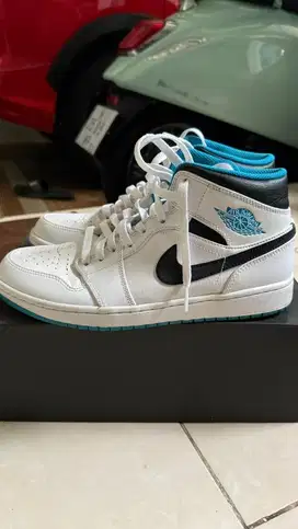 Sepatu Sneakers Nike Air Jordan 1 Mid Authentic 100%