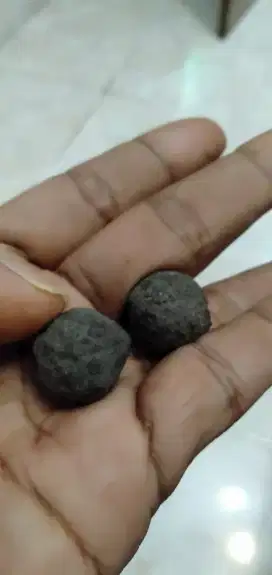 Sepasang batu badar besi pulosani