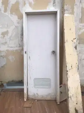 Pintu kamar mandi